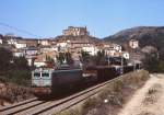 Samstag Mittag irgendwo mitten in Spanien - langes Warten bei ungemtlichen Temperaturen wurde dann belohnt: 276 083 (Bauart SNCF CC7100) fhrt vor der Kulisse des halb verfallenen Dorfes Bubierca auf
