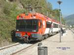 440.252 auf der Fahrt von Barcelona nach La-Tour-de-Carol/Frankreich wartet am 25.09.2003 im Bahnhof Ribes de Freser/Pyrenen auf einen Gegenzug. Die Strecke steigt auf knapp 100 km vom Meeresspiegel bis zu einen Tunnel durch den Hauptkamm auf ca. 1400 m und endet auf einen Hochplatau in ca. 1100 m Hhe in Frankreich. 