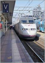 Der RENFE AVE 100 221-1 (9 6 71 9-100 221-1) steht in Lyon Part Dieu und wartet auf die Abfahrt als RENFE AVE 9742 (ab 14:32) nach Barcelona Sants (an 19:34).

13. März 2024