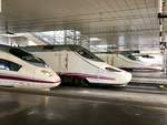 Drei verschiedene Baureihen spanischer Hochgeschwindigkeitszüge haben sich am Bahnhof Madrid Puerto de Atocha eingefunden.