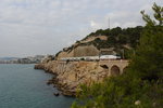 Lokbespannter Talgo mit der 252-Elok auf der Küstenstrecke zwischen Tarragona und Bacelona.