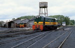 Ein Blick in das Depotgelände von Ponferrada mit der Diesellok 1002 und einer weiteren Diesellok am 04.05.1984. Macosa lieferte 1981 vier Exemplare an die Ferrocaril Ponferrada-Villablino, die auf der G18U von General Motors basieren.