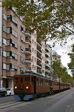Triebwagen Nr. 3 erreicht am 18.09.2016 mit dem zweiten Zug des Tages ab Sóller gleich den Zielbahnhof in Palma de Mallorca. Dieser Triebwagen ist einer von insgesamt vier elektrischen Triebwagen der Bauart AAB FHV, die ab 1929 von den Unternehmen Carde y Escoriaza (mechanischer Teil) und Siemens (elektrischer Teil) an die Ferrocarril de Sóller geliefert wurden.