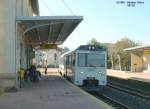 Diesel-Triebzug 2461 von Bilbao nach Santander wartet am 19.09.2003 in der Station Marron auf das Abfahrtssignal.