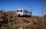 In der kargen Landschaft der Provinz Murcia ist ein FEVE-Triebwagen der Reihe 2300 im Februar 1996 von Los Nietos nach Cartagena unterwegs