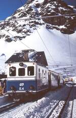 Vom 905 m hoch gelegenen Ribes de Freser führt die 1931 eröffnete Cremallera de Núria  in das 1967 m hoch gelegene Vall de Núria in den Pyrenäen. Im Februar 1996 steht die 1930 von SLM/BBC gelieferte E 4 abfahrbereit im Endbahnhof. 