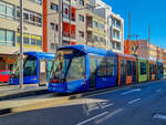 Straßenbahn Teneriffa Züge 15 und 20 auf der Linie 1 nach Santa Cruz Intercambiador in La Laguna La Trinidad, 17.11.2023.