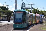 SANTA CRUZ DE TENERIFE (Kanaren/Provinz Santa Cruz de Tenerife), 29.03.2016, ein Citadis von Alstom, betrieben als Wagen 10 der Tranvía Tenerife, auf dem Weg zur nächsten Station, der Endhaltestelle Intercambiador