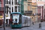 SANTA CRUZ DE TENERIFE (Kanaren/Provinz Santa Cruz de Tenerife), 29.03.2016, ein Citadis von Alstom, betrieben als Wagen 24 der Tranvía Tenerife, nach La Trinidad in der Calle de Imeldo Seris