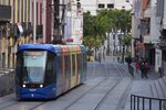 SANTA CRUZ DE TENERIFE (Kanaren/Provinz Santa Cruz de Tenerife), 29.03.2016, ein Citadis von Alstom, betrieben als Wagen 25 der Tranvía Tenerife, nach La Trinidad in der Calle de Imeldo Seris