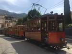 Abfahrtbereit steht TW 2 der  Straßenbahn Sóller  in der Station Mercat in Sóller.