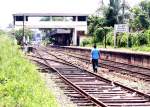 Bahnhof Negombo,Gleisseite mit Blick zum Bahnsteig 1.Wie die Strae,so ist auch die Schiene fr Alle da und so macht es Sinn,diesen Weg zu nutzen wenn kein Zug fhrt.