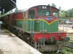 Diesellok 814 Class M7 des Express 8056 (Colombo-Matara) im Bahnhof Aluthgama (Sri Lanka). Der Zug hat Kreuzungshalt. 30. September 2010 15:35h (GMT +5:30h)