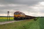 M62M-002 (Rail Polska) mit G�terzug bei Msciwojow (17.05.2011)  ...