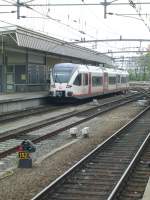 stadler-gtw Hier steht ein Stadler GTW der Veolia Verkehr nach Nijmegen am 15.5. in Venlo. Gut zu sehen sind hier die Crash Puffer, die die niederl�ndische Crashnorm verlangt. Diese Norm ist auch der Grund warum die Flirts der Eurobahn noch nicht nach Venlo d�rfen.