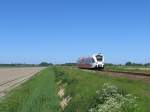 stadler-gtw Arriva D-GTW 2/6 10240 mit Regionalzug 37723 Groningen-Delfzijl bei Eenrum am 4-6-2010. Das Dorf im Hintergrund ist Loppersum.