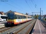 stadtbahn-karlsruhe-hier-nur-die-s-bahnen 17.04.2010: Bahnhof Odenheim. TW 823 mit Werbung von Schuh G�tz und TW 880 Rizzibahn stehen als S31 zur Abfahrt nach Karlsruhe Hbf bereit. Odenheim ist heute der Endpunkt der Katzbachbahn. Urspr�nglich f�hrte die Katzbachbahn von Bruchsal bis nach Hilsbach (26,5 km lang). Heute ist nur noch das Teilst�ck bis Odenheim (15,2 km lang) in Betrieb.