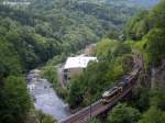 stadtbahn-karlsruhe-hier-nur-die-s-bahnen 01.06.2010: Die Tennetschluchtbr�cke der Murgtalbahn. Dieses Bild zeigt einen Blick Richtung Langenbrand. Man sieht auch deutlich das hintere Gel�nde des Papierwerks Stora Enso (ehemals Wolfsheck). Auf der Br�ck 2 TWs als S31 von Menzingen / Odenheim nach Forbach kurz vor Ihrem Ziel. Das Bild wurde von der Stra�enbr�cke aufgenommen.