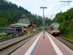 stadtbahn-karlsruhe-hier-nur-die-s-bahnen 01.06.2010: TW 849 und TW 8?? als S31 nach Forbach. Hier fahren Sie in den Bahnhof Langenbrand ein. Urspr�nglich hie� er Langenbrand-Bermersbach. So steht es auch am Geb�ude. Mit dem Ausbau der Murgtalbahn zur S-Bahn wurde er in Langenbrand umbenannt.