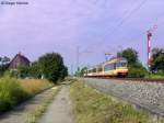 stadtbahn-karlsruhe-hier-nur-die-s-bahnen 25.07.2010: TW 84? Regio Bistro und TW 920 mit Werbung der Volksschauspiele �tigheim als S41 nach Freudenstadt Hbf passieren die BK Basheide. Die BK Basheide war an diesem Morgen unbesetzt, daher standen beide Signale auf Hp1.