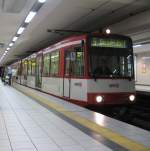 stadtbahn-koln-hochflurstadtbahnen-b-wagen-und-k5000 Am 13. Juli 2007 konnte ich TW 2195 unterwegs als Linie 5 mit Ziel Ossendorf in der Haltestelle Appellhofplatz (Briete Stra�e) aufnehmen. Aufgrund des R�ckbaus der provisorischen Wendeanlage an der Haltestelle Dom / Hauptbahnhof konnten die Bahnen dort nur am Bahnsteig wenden. Das w�hre f�r drei Linien zu eng geworden. Die Linien 6+19 fuhren w�hrend des R�ckbaus weiter zur Haltestelle Dom / Hauptbahnhof mit Wenden am Bahnsteig. Die Linie 5 wurde zur Wendeanlage unter der Zoobr�cke abgeleitet und befuhr ab Friesenplatz wieder ihren normalen Linienweg. Ich habe das Bild jetzt zugeschnitten, weil es wegen Pers�nlichkeitsrechten, der Personen im linken Bildrand, abgelehnt worden war. 