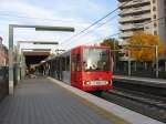 stadtbahn-koln-hochflurstadtbahnen-b-wagen-und-k5000 TW 2253 und ein weiterer unbekannt gebliebener Wagen am 28. Oktober 2009 unterwegs als Linie 18. Hier an der Haltestelle 'Botensternstra�e'. Was f�r ein Zufall das zu diesem Zeitpunkt ein anderer Rollstuhlfahrer auf dem Bahnsteig war.