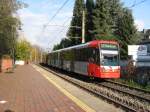 stadtbahn-koln-hochflurstadtbahnen-b-wagen-und-k5000 Am Wochenende, 7./8. November 2009, wurde die Strecke der Linie 18 zwischen 'Ebertplatz' und 'Thielenbruch', wegen der Errichtung der 90cm hohen Bahnsteige an der Haltestelle 'Zoo/Flora', gesperrt. Deswegen leitete man die Linie 18 aus Richtung Br�hl/Bonn nach 'Longerich Friedhof' ab. Ersatzweise f�r die Linie 18 hatte man die Linie 13, die im Normalfall nur bis 'Vischeringstra�e' f�hrt, nach 'Thielenbruch' durch gezogen. Au�erdem wurde zwischen 'Thielenbruch' und 'Oskar-J�ger-Stra�e / G�rtel' ein dichterer Takt gefahren, damit die Fahrg�ste an der Haltestelle 'Neusser Stra�e / G�rtel' in die Linie 18 Richtung Br�hl/Bonn umsteigen konnten. Hier ein Zug der Linie 13 am 08. November 2009 vom Bahnsteig Fahtrichtung Innenstadt der Haltestelle 'Dellbr�cker Hauptstra�e' aus fotografiert.