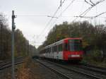 stadtbahn-koln-hochflurstadtbahnen-b-wagen-und-k5000 TW 2215 hat gerade mit einem weiteren unbekannten Wagen aus der gleichen Serie die Haltestelle 'Herler Stra�e' am 10. November 2009 verlassen und wird jetzt gleich in die 1997 er�ffnete U-Bahn unter der Frankfurter Stra�e durch verschwinden. Auf der M�lheimer Br�cke kommen die Z�ge wieder ans Tageslicht. Diese U-Bahnstrecke war die 1. in K�ln im im Schildvortriebsverfahren gebaut worden ist.