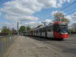 stadtbahn-koln-hochflurstadtbahnen-b-wagen-und-k5000 Am 10. April 2010 hat TW 5156 mit einem weiteren unbekannt gebliebenen Zug als Linie 4 mit Fahrtziel 'Suevenstra�e' die Haltestelle 'Im Weidenbruch' verlassen und �berquert gerade die Autobahn 3 Richtung S�den. Wegen Bauarbeiten im Zuge der Nord-S�d-Stadtbahn verkehrten die Linien 3 und 4 am Wochenende 10./11. April von Thielenbruch bzw. Schlebusch kommend nur bis zur Haltestelle Suevenstra�e. Von Mengenich bzw. Bocklem�nd kommend wurden die Z�ge ab der Haltestelle 'Poststra�e' zur Haltestelle 'Klettenbergpark' bzw. 'Ubierring' abgeleitet. Um zus�tzliche Fahrten zwischen 'Wiener Platz' und 'Appellhofplatz' herstellen zu k�nnen verl�ngerte man die Linie 5 (die im Normalfall nur bis 'Reichenspergerplatz' f�hrt) bis zur Haltestelle 'Herler Stra�e'.