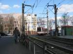 stadtbahn-koln-hochflurstadtbahnen-b-wagen-und-k5000 TW 2306 hat mit einem 2. unbekannten Wagen aus der Serie 2200 als Linie 16 mit Fahrziel S�rth die Haltestelle 'Ubierring' am 10. April 2010 verlassen