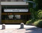 stadtbahn-stuttgart-haltestellen-und-strecken U6 nach M�hringen f�hrt in Weinsteige ein. Anfang Juli 2010 kHds