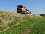 X630 505-6(819130005-7) braust auf der nun stets ansteigenden Hausruckbahn nächst Oberbrunn in Richtung Attnang; 230407