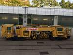 Ein Bauzug der Firma Plasser & Theurer steht am Abend des 23.07.2018 in Michelbeuern (AKH) abgestellt.