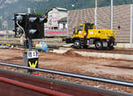 Zweiwegfahrzeug auf dem Normalspurgleis im Bahnhof Jenbach, aus dem offenen Aussichtswagen des Dampfzuges der Zillertalbahn gesehen. Jenbach, 21.6.2023