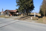 Das Bahnhofshäuschen von Kottschallings bei Km 2,6 zur Zeit als die Thayatalbahn bereits stillgelegt war, Blickrichtung Waidhofen an der Thaya,März 2014