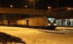 185 531-1 von TXLogistik und 412 003-6 der Italienischen Staatsbahn stehen am Abend des 25.1.2012 in Kufstein und warten auf die Ausfahrt zum Brenner.