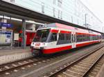 22 155 der  LILO  verlässt bei Nebelwetter in Kürze Linz Hbf in Richtung Peuerbach; 161205