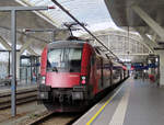 Railjet RJ 649 wartet in Salzburg unter der Oberleitungsschiene (statt Fahrleitung) auf die Weiterfahrt Richtung Flughafen Wien. Salzburg, 9.6.2023