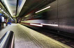 Langzeitbelichtung des ET 54 der SLB bei der Fahrt vom Abstellgleis in den Salzburger Lokalbahnhof.