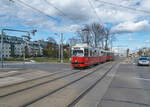 Seit 1884 hat die Strecke nach Stammersdorf schon viele Fahrzeuge kommen und gehen sehen. Am 06.04.2022 neigte sich die Ära der E1-c4-Züge dem Ende zu, als E1 4774 mit c4 1359 auf der Linie 30 nach Floridsdorf unterwegs war. Im Jahr 1903 wurde eine Verlängerung nach Auersthal in Niederösterreich eröffnet, deren Züge anfangs auf die Straßenbahnstrecke übergingen. Später entstanden Bahnhofsanlagen, von den das Heizhaus noch heute aus der Straßenbahn zu sehen ist.