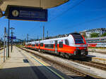 Wien. Am 12.08.2023 fährt hier der 4744 524 als S50 in den Wiener Westbahnhof ein.