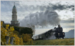 310.23 mit dem Sonderzug 17264 von Wien nach Spitz am 28.10.2016 beim Franzosendenkmal bei Dürnstein in der Wachau.