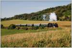 R 16002 von Wien nach Ernstbrunn, ab Korneuburg mit der ehemaligen Wiener Stadtbahnlok 30.33 bespannt, am 27.9.2009 auf der Landesbahn zwischen Korneuburg und Ernstbrunn kurz nach Wetzleinsdorf aufgenommen.