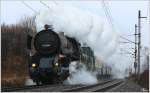 Winterdampf am Semmering - Zauberhafte Winterliche Landschaft, so der Name dieser Sonderfahrt. 52.4984  Eberhard  und die 1040.01 ziehen den BB Nostalgiesonderzug SR 14221 von Wien FJB nach Mrzzuschlag, bei nicht ganz so winterlicher Landschaft nahe Gloggnitz. 
6.1.2012