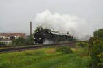 93.1378 (378.78 vom Kuckucksbähnel) zieht einen Dampfzug von Neustadt/W. nach Landau im strömenden Regen, aufgenommen hinter dem Bahnhof Maikammer.
Anlass meiner Reise war das 175-jährige Jubiläum der Eisenbahn in der Südpfalz.

Maikammer, der 01.10.2022