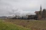 Der Sonderzug der Neuen Landesbahn auf seiner Fahrt von Mistelbach nach Hohenau, aufgenommen in Hauskirchen.