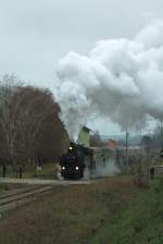 NLB 93.1420 am 08.Dezember 2015 mit dem SR 17675 bei der Ausfahrt aus dem Bf.