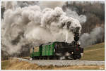 Die Schmalspurdampflok U8 der Feistritztalbahn auf der Fahrt von Weiz nach Birkfeld, aufgenommen nahe Parz am 6.2.2012