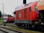 2070 001-0 schleppt 5047 061-5in den Bhf. Ried, 2016 076-9 wartet mit dem Schotterzug schon auf die Ausfahrt; 170406