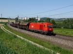 Die 2016 063 mit einem Güterzug am 19.05.2017 unterwegs bei Haiding.